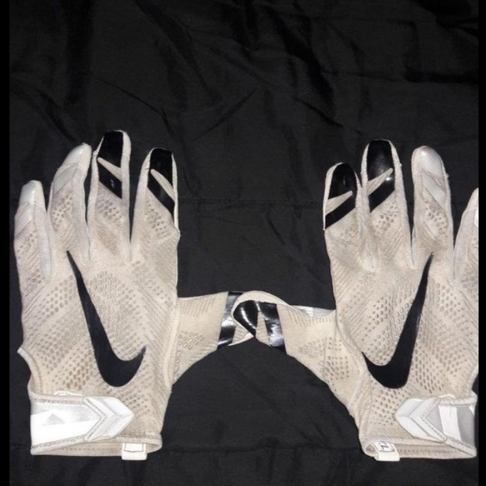 NIKE FOOTBALL GLOVES